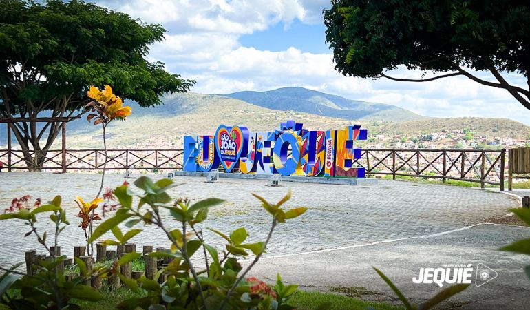 Prefeitura de Jequié apresenta nova identidade visual do letreiro da Praça Duque de Caxias em alusão ao São João de Jequié
